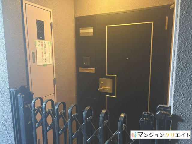 ロアール高木の玄関|ポーチ付き外玄関です　
