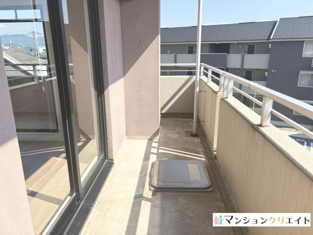 ロアール高木のバルコニー|7.5帖洋室の南西側バルコニー