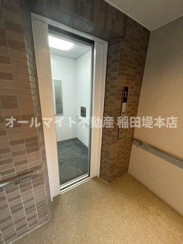川崎市多摩区菅６丁目の賃貸マンションのエントランス
