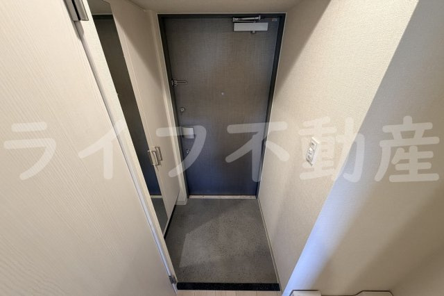 ファステート東大阪アダマスの玄関