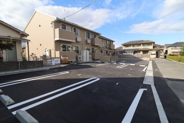 メゾンシュシュの駐車場