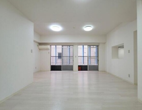大阪市中央区瓦屋町２丁目の賃貸マンションの居間・リビング
