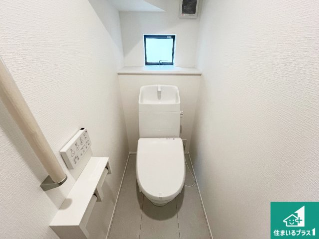 神戸市西区玉津町今津　新築一戸建てのトイレ|1・2階の2ヶ所にあるので、朝の忙しい時間の順番待ちもなく、深夜の利用にも大変便利です。