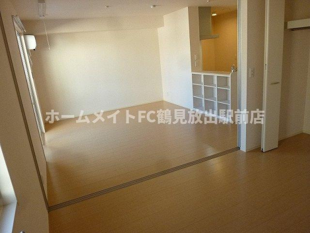 大阪市鶴見区茨田大宮４丁目のハイツの居間・リビング