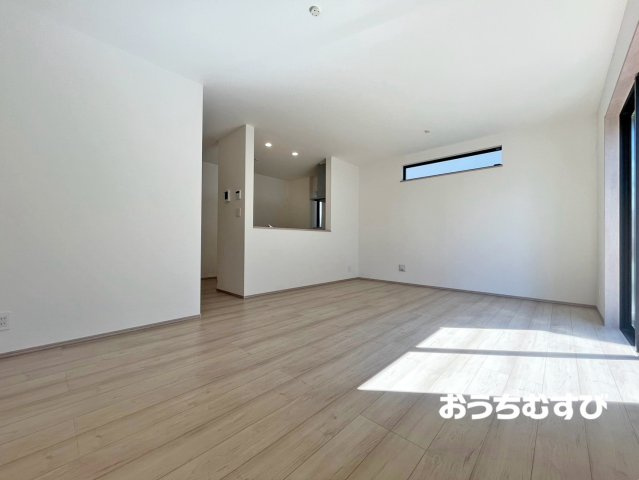 守山区緑ヶ丘 601番（全2棟）の居間・リビング
