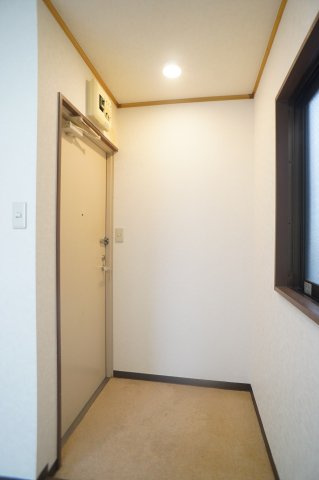 林泉ビルの玄関