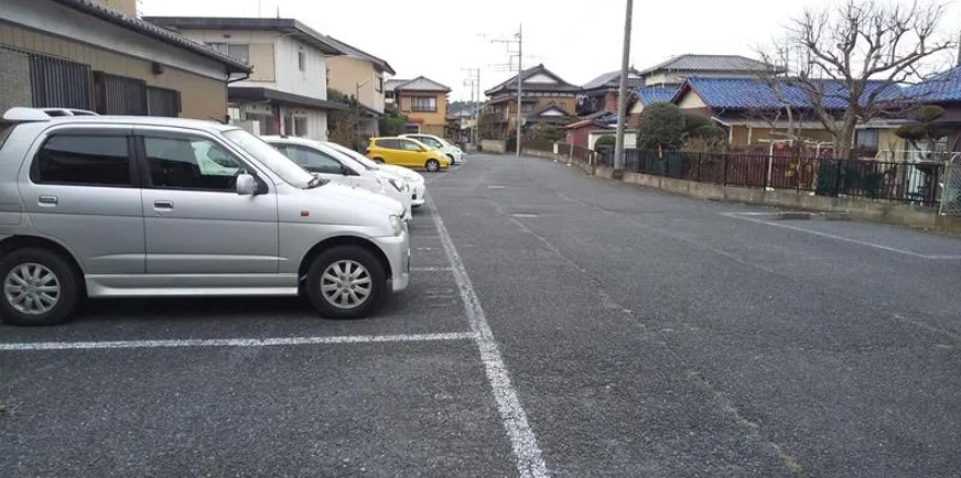 レオパレスさわらの駐車場