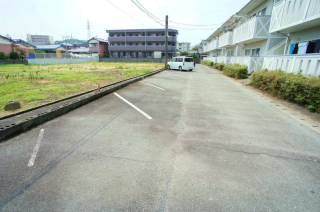 グレースコーポ合川 A棟の駐車場|駐車場があるので、車を買う予定の方も安心です
