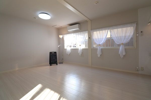 グレースコーポ合川 A棟の居間・リビング|こちらのリビングで趣味の時間をお楽しみください