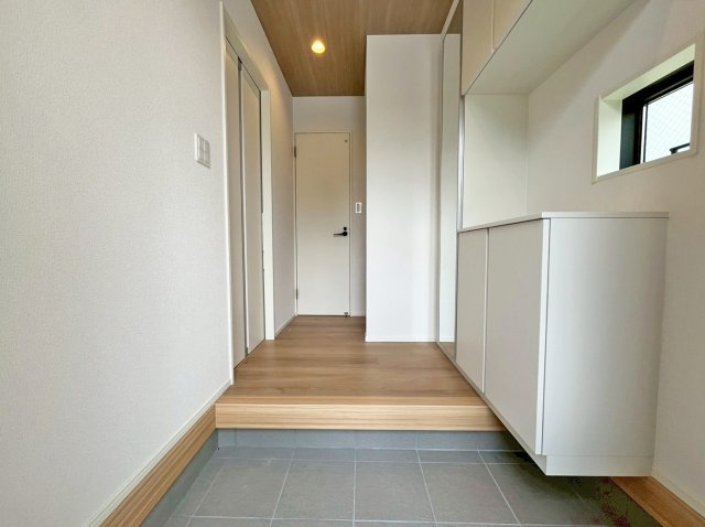 守山区上志段味3期(全13棟)の玄関