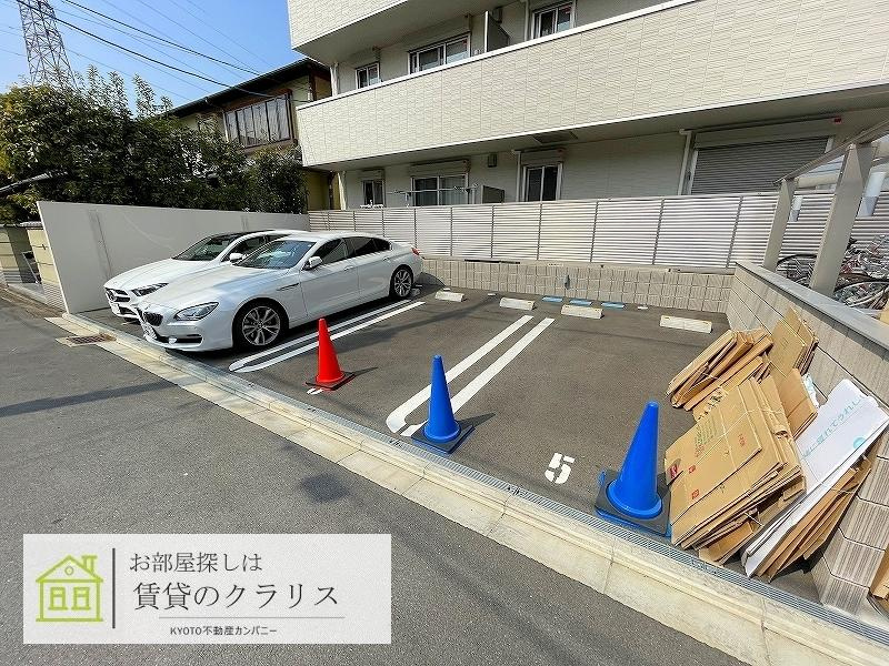 ラ ネージュの駐車場