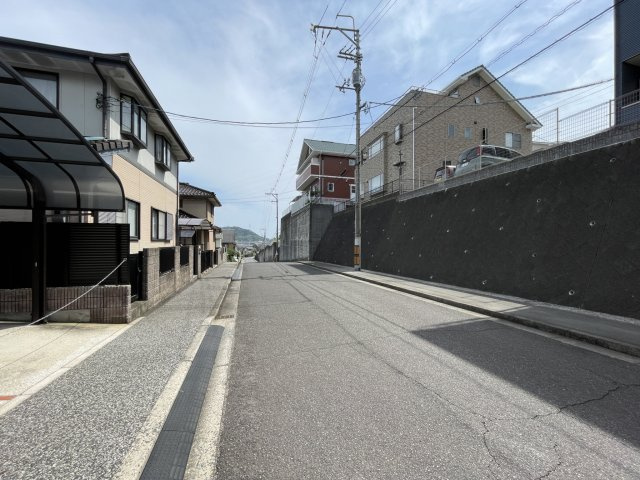 【前面道路含む現地写真】 | 【新規リフォーム】仁保南のキレイな中古戸建て！ | 前面道路は約8.9ｍあり、ラクラク駐車できます。