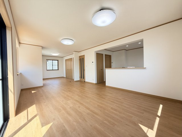 【居間・リビング】 | 【新規リフォーム】仁保南のキレイな中古戸建て！ | リフォーム完了したリビングです。眩いばかりの陽の光が室内を満たしていきます。暮らす家族に、訪ねてくる友人知人に、清かで艶やかな時間をもたらしてくれる室内です。