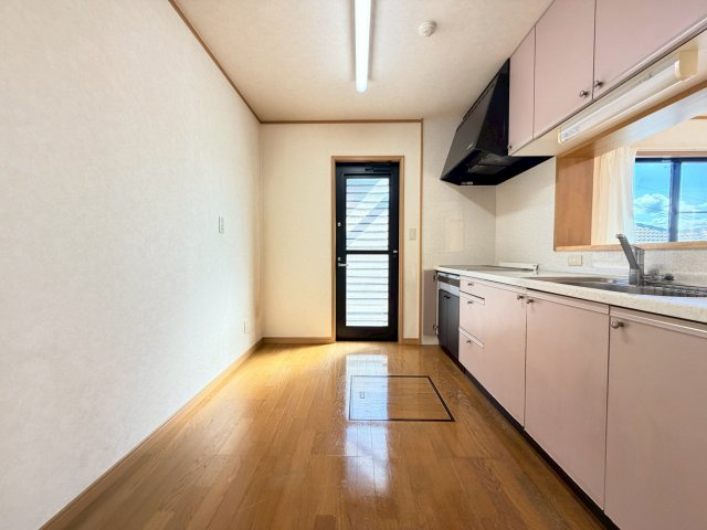 【キッチン】 | 【新規リフォーム】仁保南のキレイな中古戸建て！ | 人気のカウンターキッチン。背面スペースが広いので、大型冷蔵庫を置いても大丈夫！