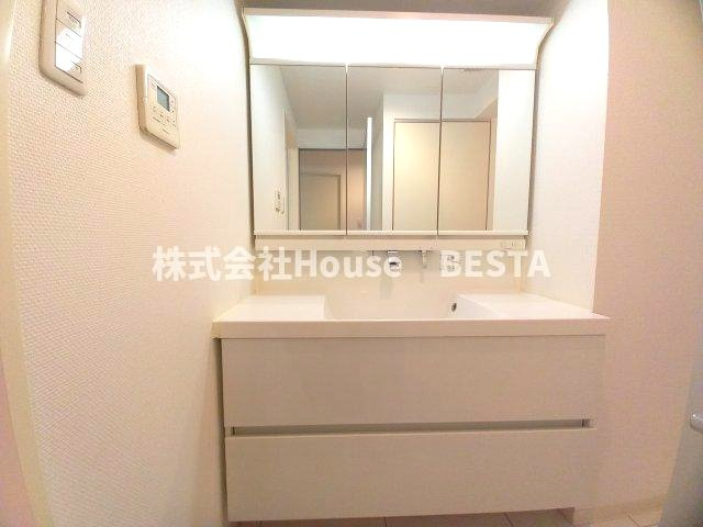 POCO A POCO 三宮ハイタワーの独立洗面台