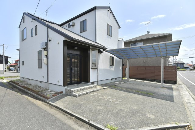 岡山市南区福成　事務所スペース付き中古戸建の外観|太陽光発電システム搭載。