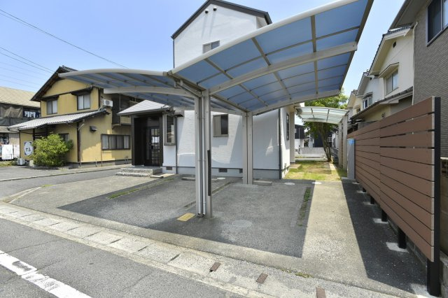 岡山市南区福成　事務所スペース付き中古戸建の駐車場|駐車３台可能。
前面道路幅員約６mです。