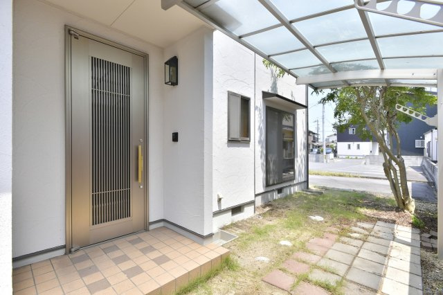 岡山市南区福成　事務所スペース付き中古戸建の玄関|南側玄関