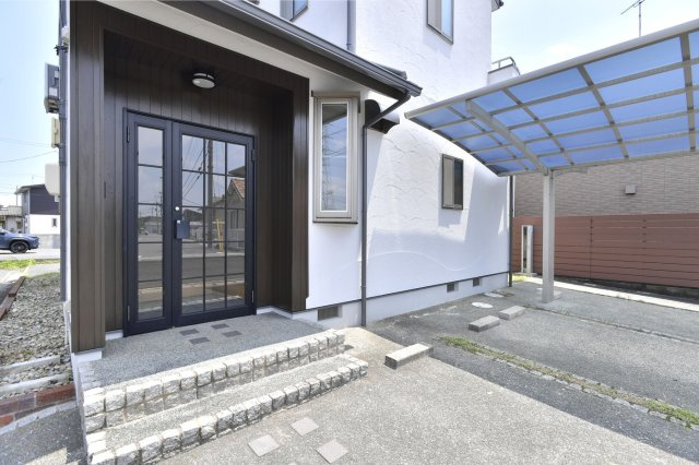 岡山市南区福成　事務所スペース付き中古戸建の玄関|西側玄関