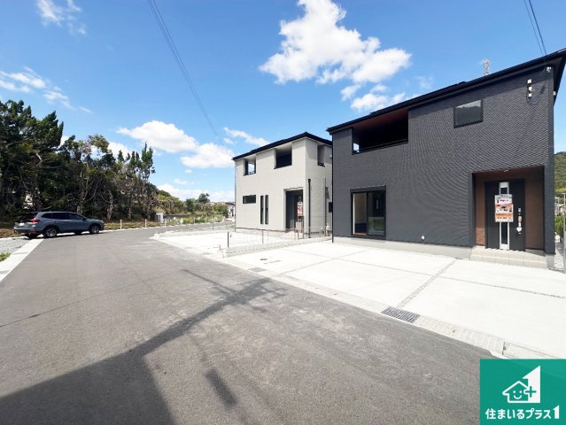 姫路市北原　第7期　新築一戸建ての前面道路含む現地写真|周辺は閑静な住宅街！前面道路広々で車の出し入れも便利です。駐車が苦手な方でも安心して車庫入れできます！