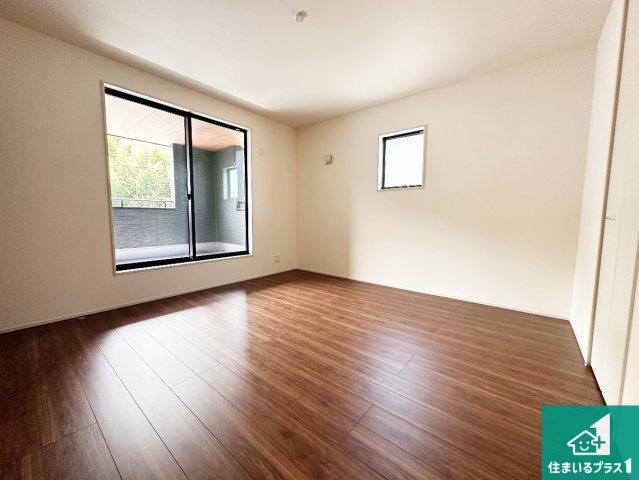 姫路市北原　第7期　新築一戸建ての洋室|寝室は心地よい眠りについてもらいたくて、シンプルかつ開放的な空間な設計にしています！大きな窓から差し込む日が心地いいです♪