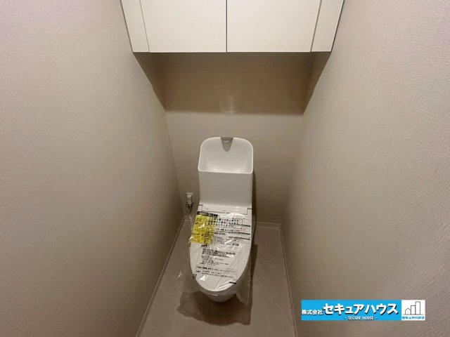 ロイヤルコンフォート日進のトイレ|【高機能トイレ】
◆高機能トイレの多くは便器のフタの開閉が自動であり、使用後に手動で水を流す面倒もなく非常に便利です。スタイリッシュな見た目で、お掃除しやすく、節水効果が高いです。
◆収納も充実です。