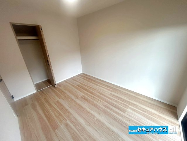 ロイヤルコンフォート日進の洋室|【洋室6.4帖】
◆家族一人ひとりの大切なプライベート空間。趣味に合わせて使って頂けるようシンプルに仕上げてあります。暮らし心地を大きく左右する収納を、適材適所に配置し使い勝手を考慮しました。　　　　