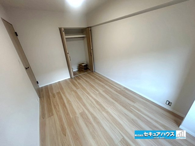 ロイヤルコンフォート日進の洋室|【洋室6帖】
◆広々とした居住空間は日々の暮らしを彩り、心のやすらぎと満足感を与えてくれます。通風と採光を考慮した設計は子供たちはのびのび育ち、家族でくつろぎと団らんを生み出します。　　　　　　　　　