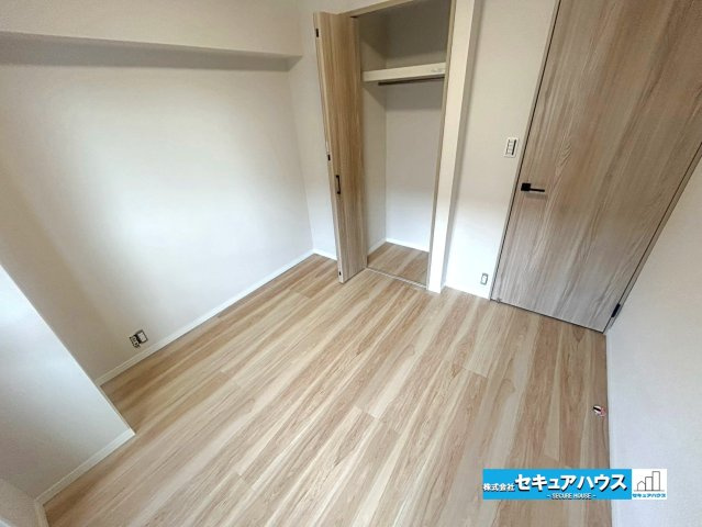 ロイヤルコンフォート日進の洋室|【洋室4.8帖】
◆全居室収納付きの収納豊富な間取りです。各居室ごとにお洋服や荷物をしまうことができます。　　　　　　　　　　　　　　　　　　　　　　　　　　　　　　　　　　　　　　　　　　　　　　　