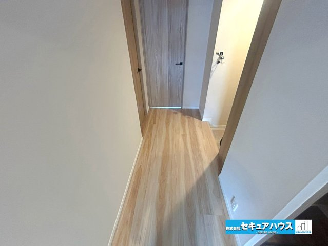 ロイヤルコンフォート日進のその他|【廊下】
◆廊下部分にも収納付きです♪掃除機や扇風機などをしまうスペースとして利用することができます。　　　　　　　　　　　　　　　　　　　　　　　　　　　　　　　　　　　　　　　　　　　　　　　　　
