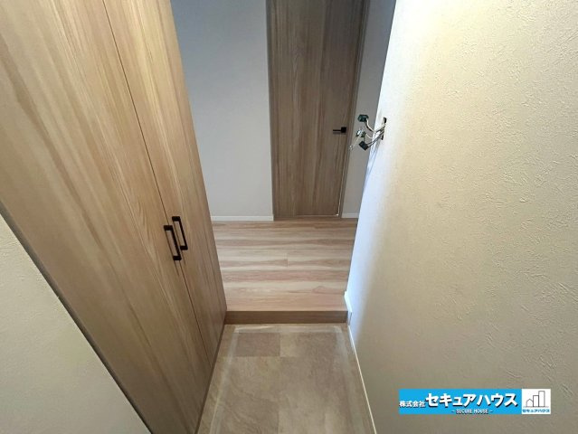 ロイヤルコンフォート日進の玄関|【玄関】
◆木目調の温かみのある玄関です♪
◆収納力の高いシューズクローゼット付きで玄関周りがスッキリと片付きます。
◆オートロック付きで防犯面も安心です。　　　　　　　　　　　　　　　　　　　　　　