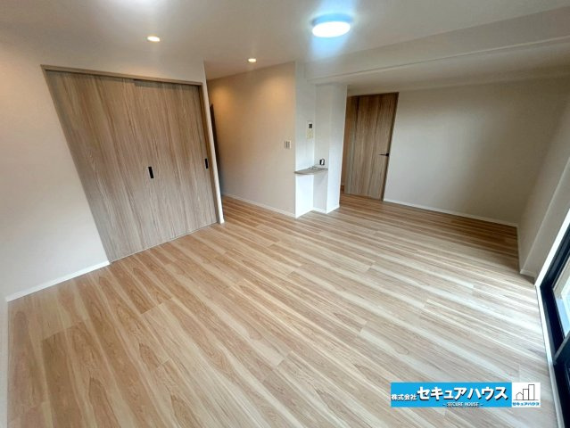 ロイヤルコンフォート日進の居間・リビング|【LDK10.9帖】
◆南向きの大きな窓から採光を取り入れ明るいリビングです♪
◆6帖洋室の扉を開ければ開放感が増します。
◆電話や小物を飾ることのできる棚がTVモニターフォンの下にございます。　　　