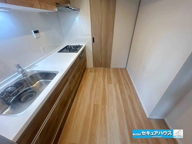 ロイヤルコンフォート日進のキッチン|【キッチン】
◆リビングに匂いが広がりづらい設計です。
◆キッチンから廊下に出られる扉があるため家事同線に優れているのも特徴です。