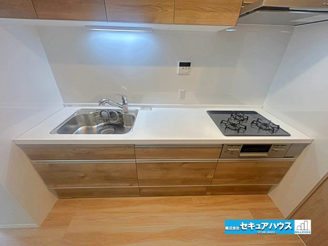 ロイヤルコンフォート日進のキッチン|【キッチン】
◆新品交換済みです。
◆吊戸棚にはキッチン用具や食器などもスッキリと収まります。
◆スマートレンジフードは掃除などのお手入れが楽です。
◆寒い冬にはボタン1つで温水を出すこともできます。