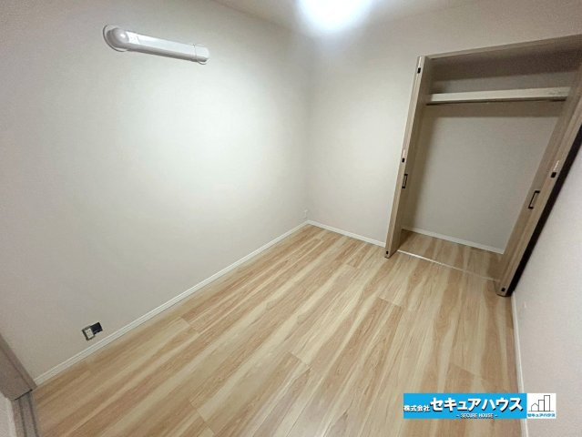 ロイヤルコンフォート日進の洋室|【洋室6帖】
◆リビングに続く洋室は扉を開けてお子様の遊び場として利用することも可能です。扉を閉めれば客間としても利用できる汎用性の高さが魅力のお部屋です。　　　　　　　　　　　　　　　　　　　　　　