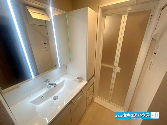 ロイヤルコンフォート日進の独立洗面台|【洗面脱衣所】
◆3面鏡の独立洗面台と洗濯機置き場がございます。
◆洗面台、浴槽新品交換済みです。
◆洗面台横にタオルなどを置くことのできる収納付きです♪　　　　　　　　　　　　　　　　　　　　　　　