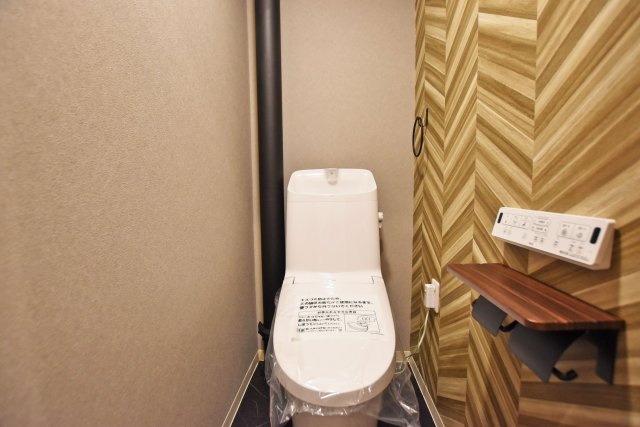 ローレルハイツ北天満2号棟のトイレ|新調済みのトイレでウォシュレット機能が付いており、清潔で心地よくご利用いただけます。