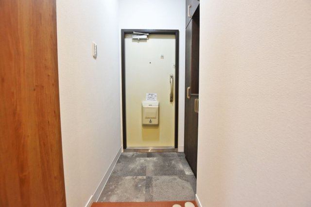 ローレルハイツ北天満2号棟の玄関|玄関はすっきりとした広さを確保し、靴の脱ぎ履きがしやすい設計です。