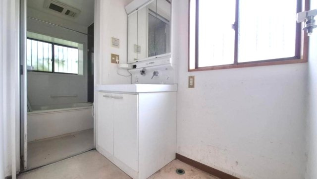八街市沖　中古戸建の独立洗面台|南側は畑で建物がなく静かな環境  L型システムキッチンIH  2台（車種制限あり）