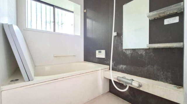 八街市沖　中古戸建の浴室|南側は畑で建物がなく静かな環境  L型システムキッチンIH  2台（車種制限あり）