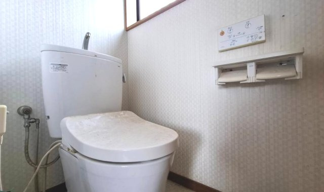 八街市沖　中古戸建のトイレ|南側は畑で建物がなく静かな環境  L型システムキッチンIH  2台（車種制限あり）