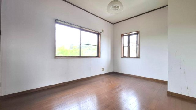 八街市沖　中古戸建の洋室|南側は畑で建物がなく静かな環境  L型システムキッチンIH  2台（車種制限あり）