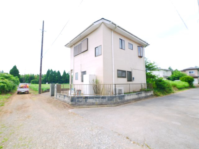 八街市沖　中古戸建の外観|南側は畑で建物がなく静かな環境  L型システムキッチンIH  2台（車種制限あり）