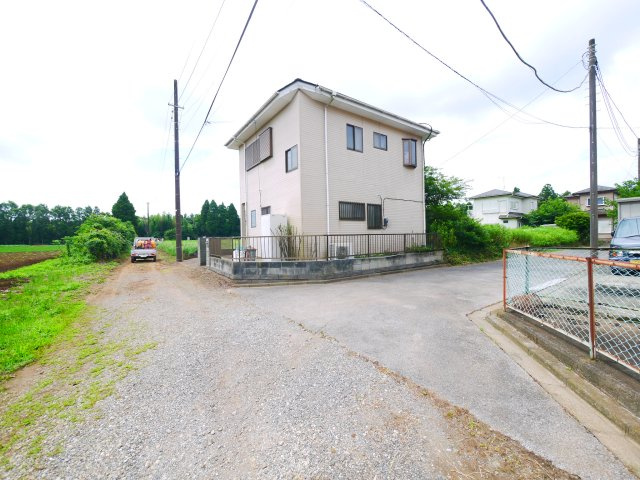 八街市沖　中古戸建の外観|南側は畑で建物がなく静かな環境  L型システムキッチンIH  2台（車種制限あり）