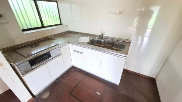 八街市沖　中古戸建のキッチン|南側は畑で建物がなく静かな環境  L型システムキッチンIH  2台（車種制限あり）