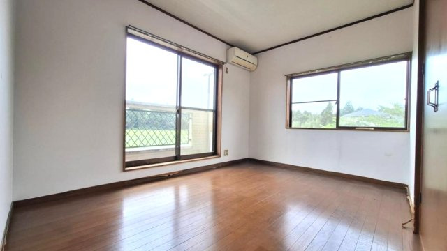 八街市沖　中古戸建の洋室|南側は畑で建物がなく静かな環境  L型システムキッチンIH  2台（車種制限あり）