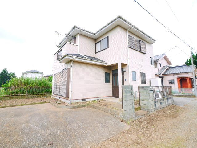 八街市沖　中古戸建の外観|南側は畑で建物がなく静かな環境  L型システムキッチンIH  2台（車種制限あり）