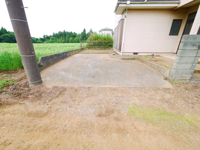 八街市沖　中古戸建の駐車場|南側は畑で建物がなく静かな環境  L型システムキッチンIH  2台（車種制限あり）
