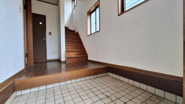 八街市沖　中古戸建の玄関|南側は畑で建物がなく静かな環境  L型システムキッチンIH  2台（車種制限あり）
