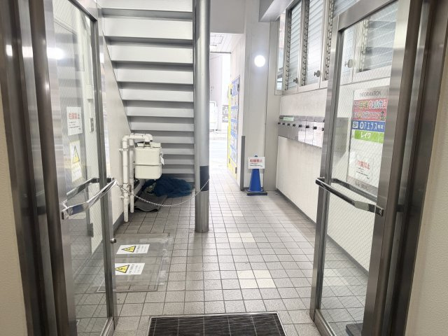 K&Kビルのエントランス